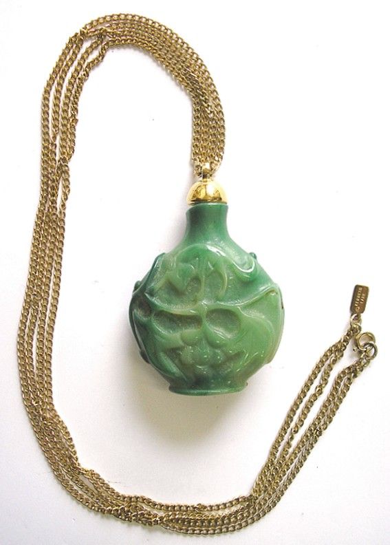 KENNETH J. LANE NECKLACE VINTAGE FAUX JADE SNUFF BOTTLE + CHAINS 