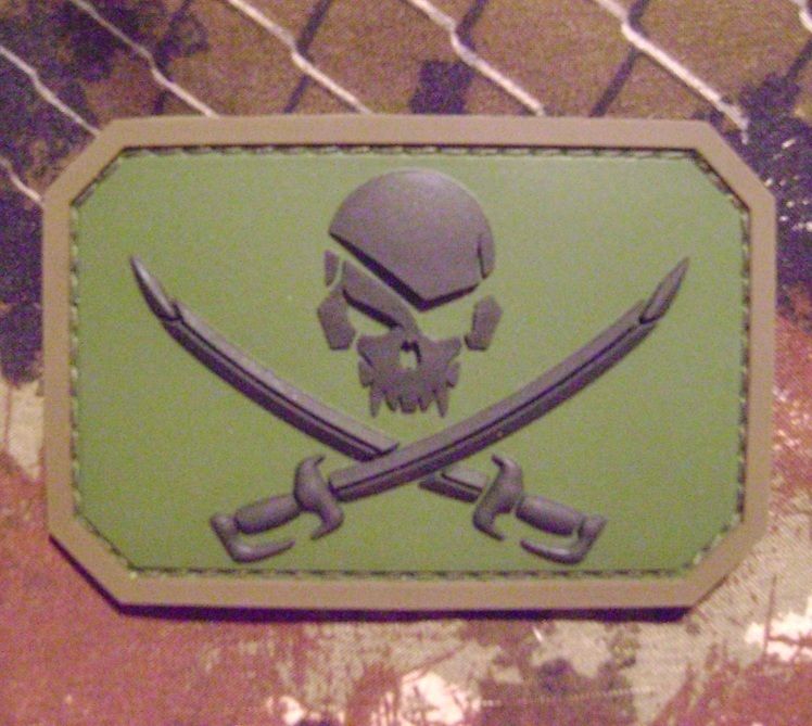 PIRATE SKULL & SWORDS FLAG ARMY FOREST MILSPEC MORALE PVC RUBBER 