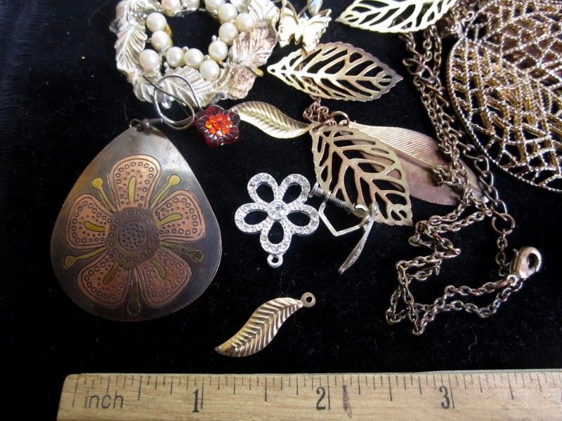 VINTAGE SMALL CRAFT LOT OF FLOWER JEWELRY*BROKEN*PARTS*MISMATCHED 