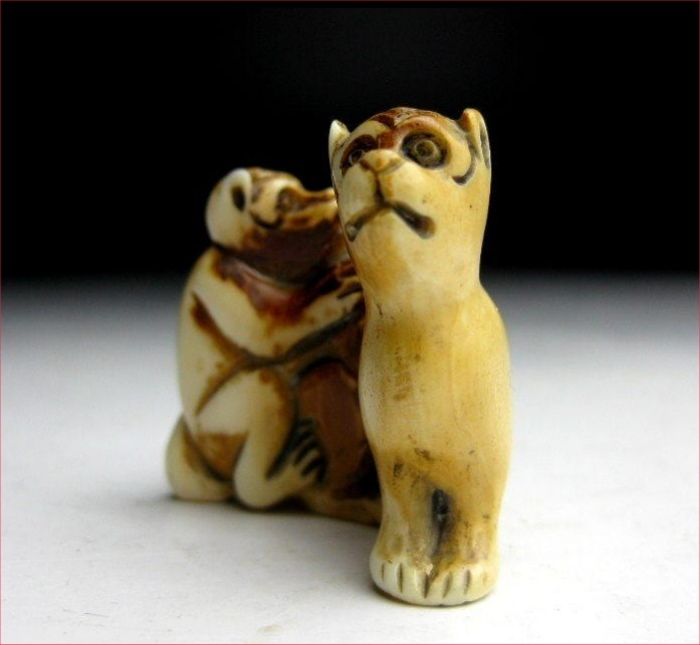 ANTIQUE NETSUKE  MONKEY / DOG  MEIJI  