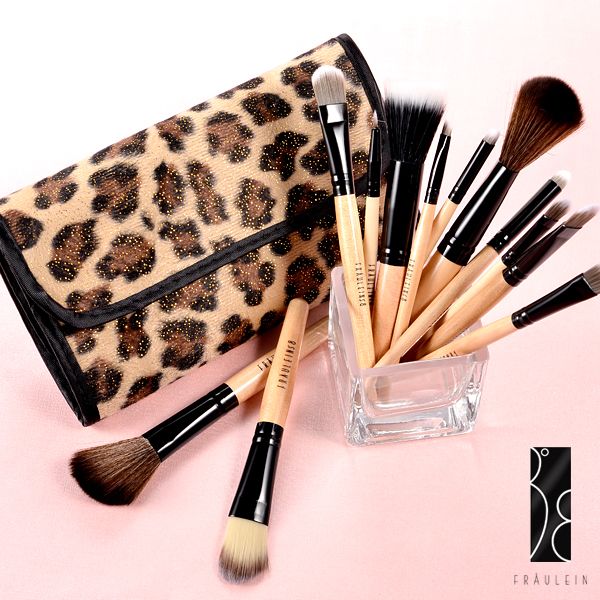 Brand New 12 PCS MAKE UP BRUSH SET .