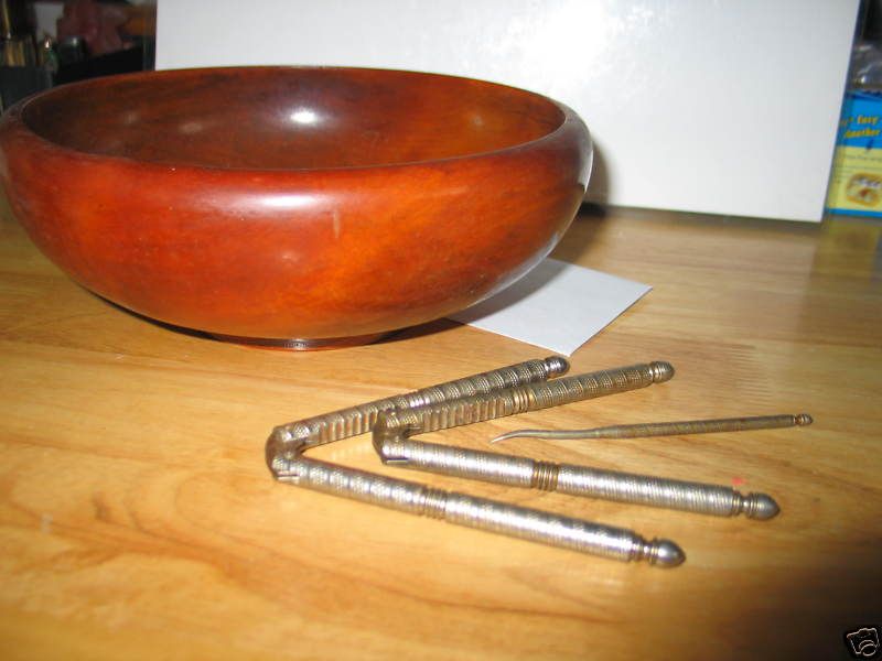 VINTAGE WOOD BOWL FOR NUTS W/2 NUT CRACKERS  