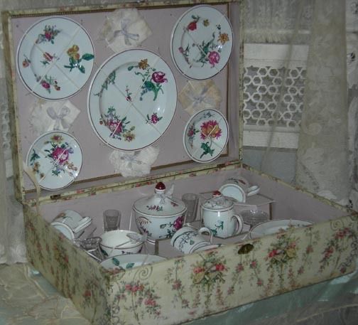 ANTIQUE DOLL DISHES in PRESENTATION CASE   FRANCE  