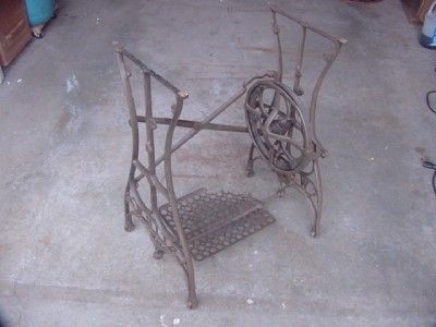 VINTAGE ANTIQUE WHITE SEWING MACHINE TREADLE TABLE STAND NR  